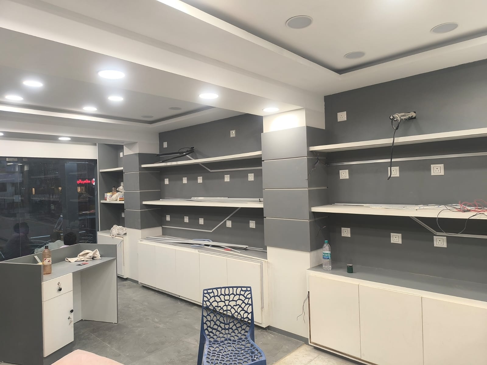 Retail wall shelving
